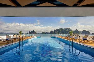 Swimmingpoolen hos eller tæt på Private Cruise Ha Long Bay - Bai Tu Long Bay
