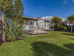 a large house with a yard with a house at Aroha Cottage in Ohakune
