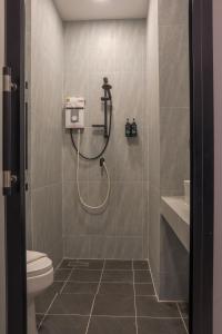 ein Badezimmer mit Dusche und Toilette in der Unterkunft Hotel Le Naga in Sakon Nakhon + 17 Fotos