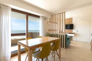 a dining room with a table and chairs and the ocean at Villa Gesell departamento frente al mar in Villa Gesell