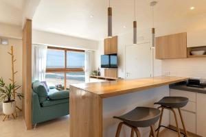 a kitchen with a counter and a couch in a room at Villa Gesell departamento frente al mar in Villa Gesell