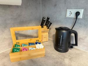 a tea kettle and a box of utensils at City Apartments Gerlingen in Gerlingen