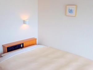 岡谷市にある岡谷セントラルホテル のベッド1台(壁に時計付)が備わる客室です。 +26枚の写真