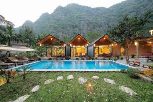 een huis met een zwembad voor een berg bij Tam Coc Sweet Shelter Bungalow in Ninh Binh