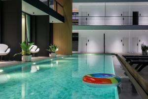 ein Pool in einem Hotel mit einem roten Ball in der Mitte in der Unterkunft Hotel Le Naga in Sakon Nakhon