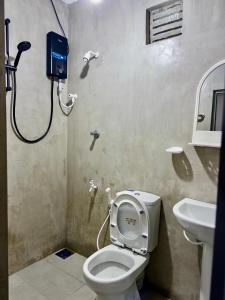 a bathroom with a toilet and a sink at Diyakalana Rest in Ginigathena