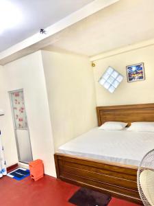 a bedroom with a bed and a window at Diyakalana Rest in Ginigathena