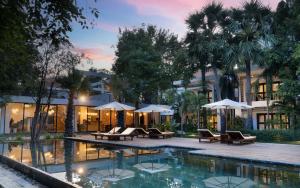 vista esterna di un resort con piscina di The Elephant a Siem Reap