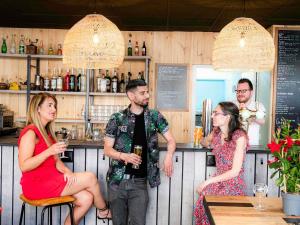 een groep mensen die aan een bar staan bij Greet Hotel Evreux Centre - Route de Normandie by Accor in Évreux
