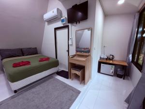 a small bedroom with a bed and a mirror at Khao Sok River Canoe&Resort in Khao Sok National Park