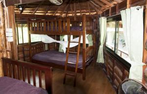 een slaapkamer met twee stapelbedden in een kamer bij Sunflower Boathouse in Phi Phi Don +22 foto's