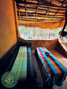 un letto in una stanza con una finestra di Yala Beddegama Eco a Kataragama
