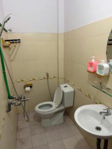 a bathroom with a toilet and a sink at Motel Anh Khoa in Tam Kỳ