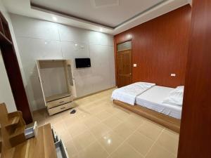 a bedroom with a bed and a tv in it at Motel Anh Khoa in Tam Kỳ +16 photos