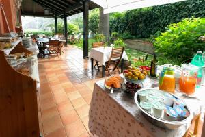einen Tisch mit Essen auf der Terrasse in der Unterkunft B&B Villa Di Giorgi in Cefalú