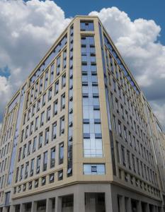 een hoog gebouw met veel ramen erop bij Valy Hotel in Al Madinah