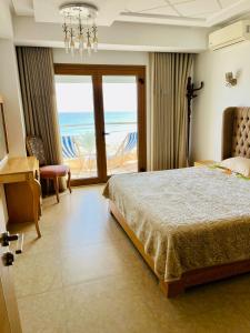 um quarto com uma cama e vista para o oceano em Espadon Apartment em Mahdia