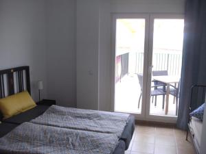 a bedroom with a bed and a window at Hostal Moratinos in Moratinos