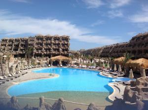 المسبح في Caves Beach Resort Adults Only أو بالجوار