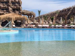 المسبح في Caves Beach Resort Adults Only أو بالجوار