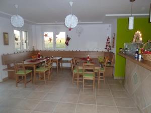 a dining room with green walls and a table and chairs at Hostal Moratinos in Moratinos