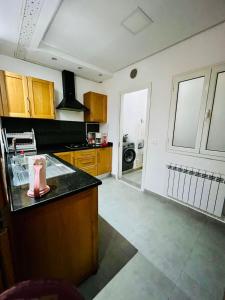 uma cozinha com um objeto rosa sobre a bancada em Espadon Apartment em Mahdia