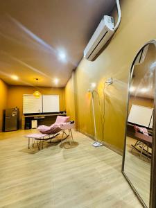 een kamer met een tafel, stoelen en een spiegel bij Phú Xuân Homestay Phan Thiết - Gần Dốc Hoàng Hôn in Phan Thiet