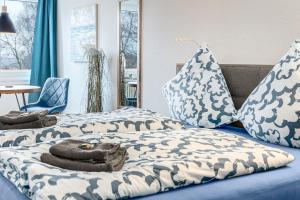 a bedroom with two beds with towels on them at Altes Holzboot in Steinhude