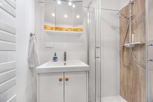 a white bathroom with a sink and a shower at Altes Holzboot in Steinhude +16 photos