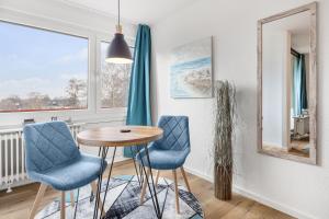 a dining room with a table and two chairs at Altes Holzboot in Steinhude