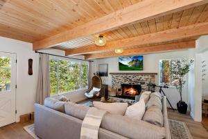 a living room with a couch and a fireplace at Yama Cabin - 5 min walk to the village, EV plug, hot tub, kid & pet friendly in Lake Arrowhead
