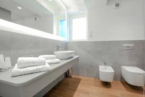 un bagno bianco con lavandino e WC di Hotel Grad a Sarajevo