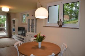 een eetkamer met een tafel en een tv bij Ferienwohnung an der Elbe in Dresden