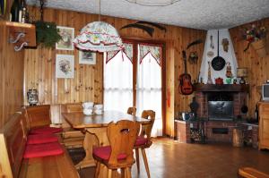 A television and/or entertainment centre at Rustico nel complesso Chapelle