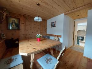 a dining room with a wooden table and chairs at Haus Edelweiss Alpine Chalet near Samnaun in Spiss