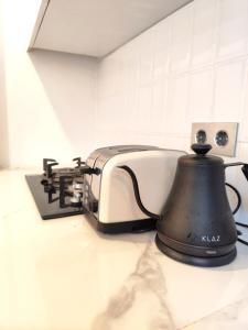 a toaster and a tea kettle on a kitchen counter at Coconut Villa in Kerobokan