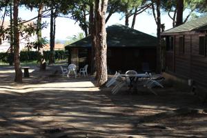 - une table et des chaises en face d'une cabine dans l'établissement Résidence Tramariccia, à Calvi