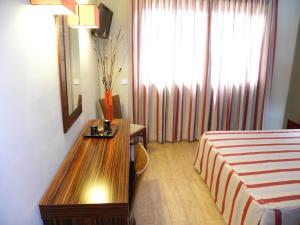 a hotel room with a bed and a desk at Hotel Noguera El Albir in Albir