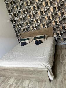 a bed with two pillows on top of it at Le repaire de la mare in Salazie