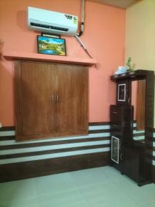 a room with pink and black stripes on the wall at Shri Radha Raman Ji Seva Sadan in Mathura