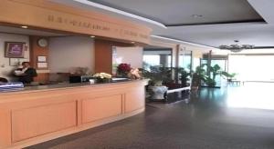 een lobby van een restaurant met een toonbank en mensen bij SR Hotel in Ban Tha Kup