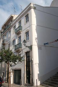 リスボンにあるCasa Brancaの白い建物(バルコニー付)