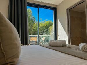 เตียงในห้องที่ Hôtel Particulier Cassis - HPC Suites Cassis Centre - Parking Securisé & Piscine Chauffée