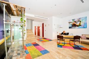 Ein Sitzbereich in der Unterkunft The Zentral Arenal Suites