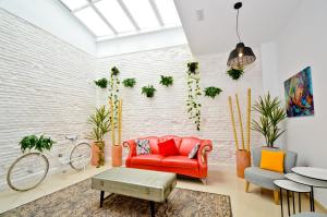 Ein Sitzbereich in der Unterkunft The Zentral Arenal Suites