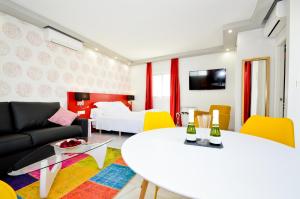 Ein Sitzbereich in der Unterkunft The Zentral Arenal Suites