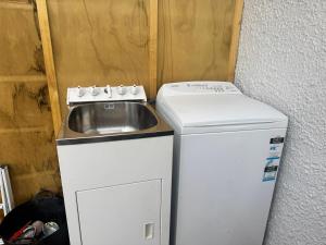 a small refrigerator and a sink next to a small refrigerator at Harbourview Hideaway in Riverton