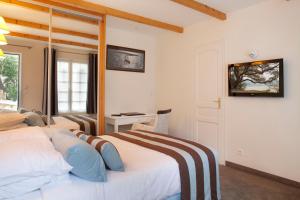Un pat sau paturi într-o cameră la Hôtel Les Prateaux