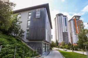 un edificio con un cartello sul lato di Hotel Grad a Sarajevo