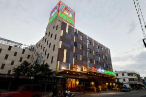 un grand bâtiment avec une horloge en haut dans l'établissement Zheng Yi Classic Hotel & Motel, à Taïtung